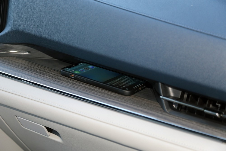 Vô lăng vát đáy của xe được bọc da và có thể điều chỉnh lên/xuống, trước/sau để phù hợp với nhiều hình thể. Khu vực tay nắm trên vô lăng được bọc bằng da đục lỗ với độ dày vừa phải và độ bám tốt. Trên vô lăng còn có những phím chức năng để điều khiển hệ thống kiểm soát hành trình Cruise Control và ứng dụng WeChat vốn không thể thiếu tại Trung Quốc.