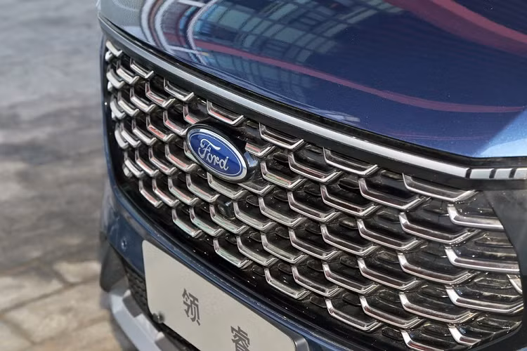 Territory 2023 do liên doanh Jiangling Ford Technology tại Trung Quốc phát triển và sản xuất. Đây vốn là liên doanh chuyên tập trung vào xe SUV của hãng Ford. Được định vị trong phân khúc SUV hạng C, Ford Territory 2023 sở hữu chiều dài 4.630 mm, chiều rộng 1.935 mm, chiều cao 1.706 mm, chiều dài cơ sở 2.726 mm và trọng lượng 1.630 kg. So với các đối thủ cùng phân khúc như Honda CR-V hay Mazda CX-5, mẫu xe này có chiều dài cơ sở nhỉnh hơn.