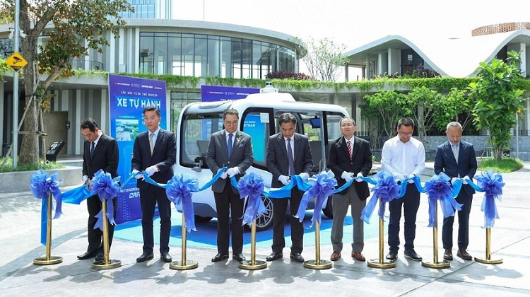 Xe oto tu lai dau tien o Viet Nam thu nghiem tai Binh Duong