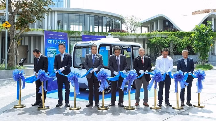 Xe oto tu lai dau tien o Viet Nam thu nghiem tai Binh Duong