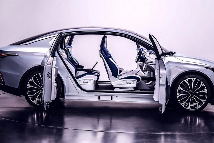 Tuy nhiên, tính năng thú vị nhất của ngoại thất dường như là cặp cửa sau kiểu cảm tử. Sau khi mở ra, cabin sẽ lộ ra cách bố trí 4 chỗ ngồi rộng rãi với màu sắc tươi sáng và 4 ghế đơn kèm tính năng chỉnh điện. Mặt táp lô có trang bị một màn hình rất lớn, có thể chạy toàn bộ hệ sinh thái di động để “hỗ trợ một loạt các giải pháp di động được gọi là UseCase Mobility”.