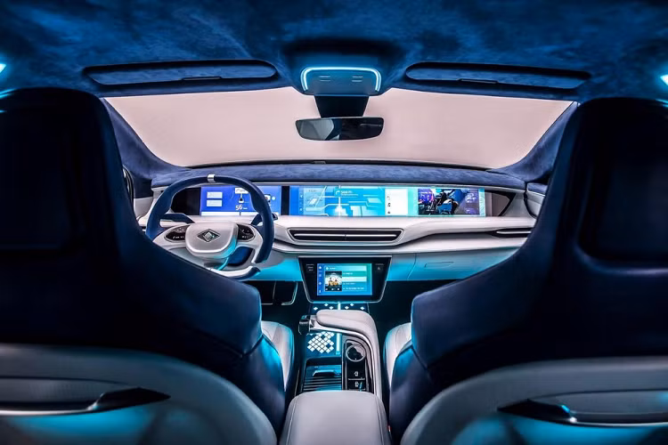 “Hai mũi tên trong thiết kế logo đại diện cho sự dung hợp giữa Đông và Tây, tạo thành một viên đá quý ở vị trí trung tâm,” Gurcan Karakas, CEO TOGG, nói thêm. “Ngoài ra, logo của chúng tôi còn nhấn mạnh rằng TOGG là một công ty công nghệ kết nối công nghệ và con người ở thời điểm hôm nay và ngày mai thông qua các giải pháp di động cải thiện cuộc sống.”