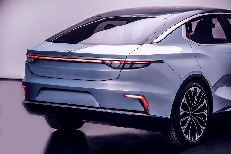 Mẫu xe concept của TOGG có cái tên kỳ lạ này mang hình dáng của một chiếc sedan/fastback cỡ lớn với tỷ lệ cân đối và ngôn ngữ thiết kế gọn gàng. Phần đầu xe chia sẻ nhiều bộ phận tương đồng với mẫu xe sản xuất đầu tiên của TOGG, C-SUV sẽ được sản xuất vào năm 2023.