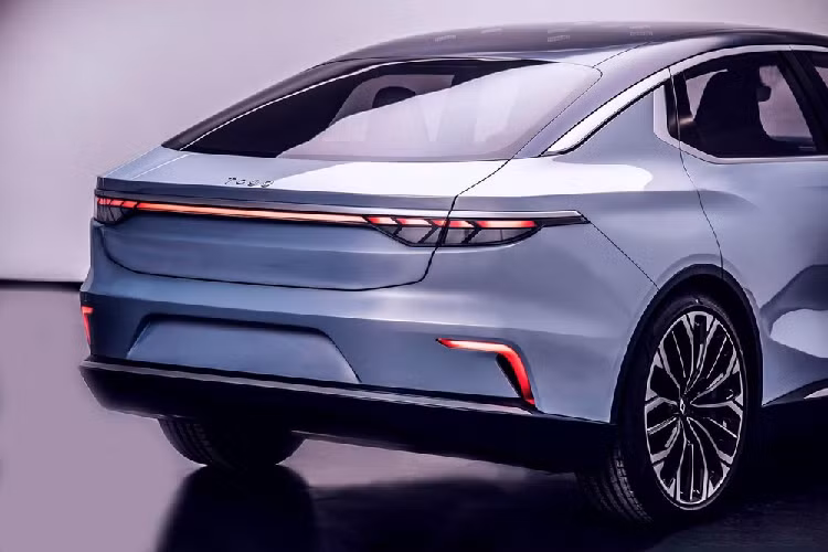 Mẫu xe concept của TOGG có cái tên kỳ lạ này mang hình dáng của một chiếc sedan/fastback cỡ lớn với tỷ lệ cân đối và ngôn ngữ thiết kế gọn gàng. Phần đầu xe chia sẻ nhiều bộ phận tương đồng với mẫu xe sản xuất đầu tiên của TOGG, C-SUV sẽ được sản xuất vào năm 2023.
