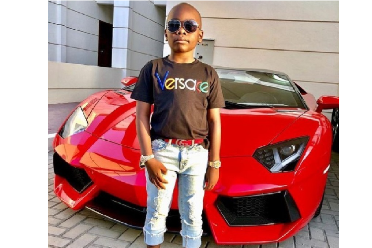 Mặc dù Mustapha chỉ báo cáo rằng mình sở hữu khối tài sản ròng trị giá 15 triệu USD nhưng con trai anh lại có biệt danh tỷ phú trẻ nhất thế giới khi đứng tên hàng loạt biệt thự và siêu xe đắt tiền.