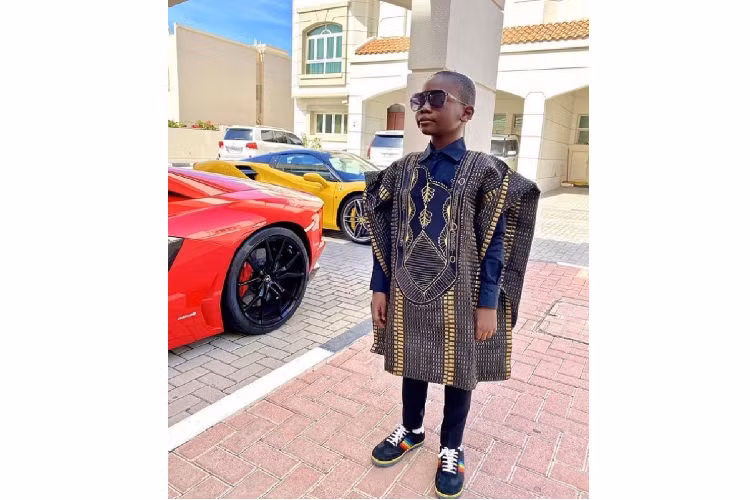 Thậm chí Mompha còn hào hứng khoe về việc bản thân đã từng trải nghiệm đi du lịch vòng quanh thế giới trên chính chuyên cơ được bố tặng.