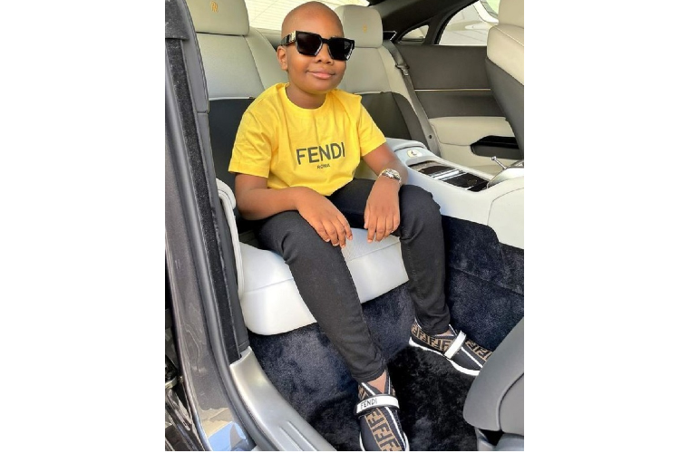 Ngoài việc sở hữu nhà riêng, cậu bé này còn được bố tặng cả bộ sưu tập siêu xe thể thao đắt tiền hay thậm chí là máy bay riêng.