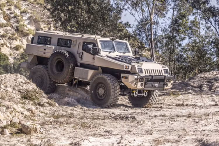 Động cơ của Paramount Marauder Mark 2 nặng 16 tấn này có vẻ là máy dầu diesel tăng áp 6 xi-lanh thẳng hàng cho công suất 281 mã lực và mô-men xoắn cực đại 970 Nm, kết hợp hộp số tự động 5 cấp, Marauder có thể đạt tốc độ 110 km/h.