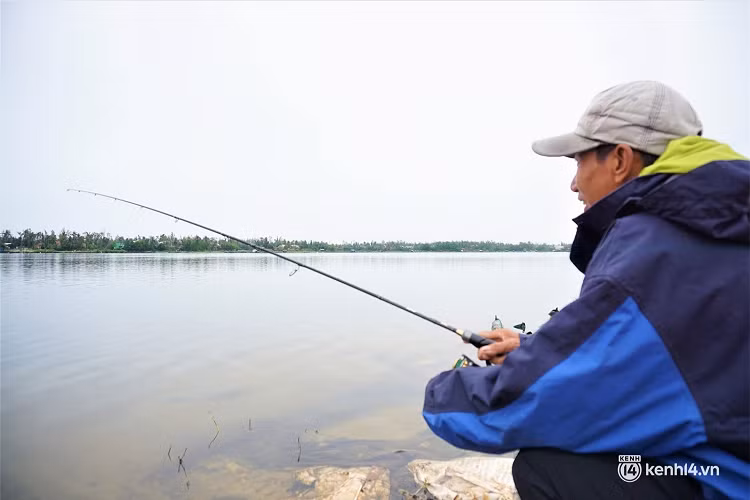 Anh Nguyễn Văn Nhân (34 tuổi), 1 "cần thủ" cho biết, mùa này cá vược từ biển ngược vào sông sinh sản đến tháng 6 âm lịch trở lại biển. Thời điểm tốt nhất để câu là những ngày đầu Xuân khi tiết trời mát mẻ.