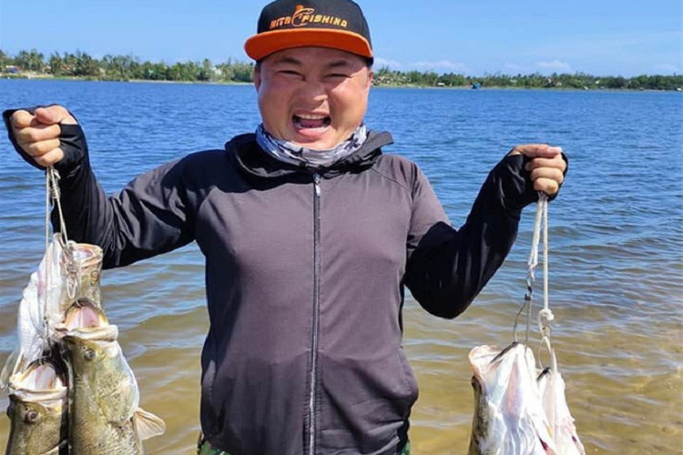 Một cần thủ hào hứng với "chiến tích" ngày đầu năm của mình.