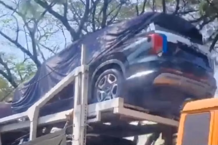 Đây là động cơ được bê nguyên từ Hyundai Palisade cũ sang. Nguyên nhân là do ở phiên bản nâng cấp, mẫu SUV cỡ lớn này chỉ được thay đổi về kích thước, thiết kế ngoại thất và trang bị nội thất. Theo đó, Hyundai Palisade 2023 dài hơn 15 mm so với phiên bản cũ, đạt mức 4.995 mm. Trong khi đó, các thông số còn lại giữ nguyên, bao gồm chiều rộng 1.976 mm, chiều cao 1.750 mm và chiều dài cơ sở 2.900 mm.