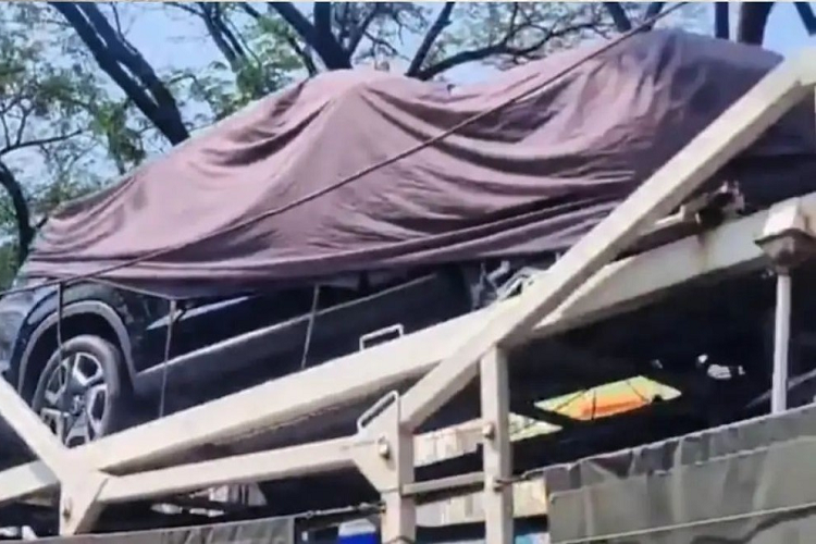 Đoạn video này khiến nhiều người cảm thấy bất ngờ vì không nghĩ rằng mẫu xe SUV Hyundai Palisade 2023 sẽ được đưa về Indonesia sớm như vậy. Rất có thể hãng Hyundai mang Palisade mới đến Indonesia để chuẩn bị cho triển lãm GIIAS 2022 diễn ra vào tháng sau. Nếu đúng như vậy, trong triển lãm này, hãng xe Hàn Quốc sẽ có 2 ngôi sao là Palisade và Stargazer mới. 