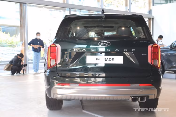 Đặc biệt xe còn có ghế lái Ergo, tương tự xe sang Genesis, giúp giảm mệt mỏi khi đi đường dài. Trong khi đó, hàng ghế giữa được bổ sung tính năng làm mát, bệ tì tay trung tâm và tựa đầu ghế nâng cấp.