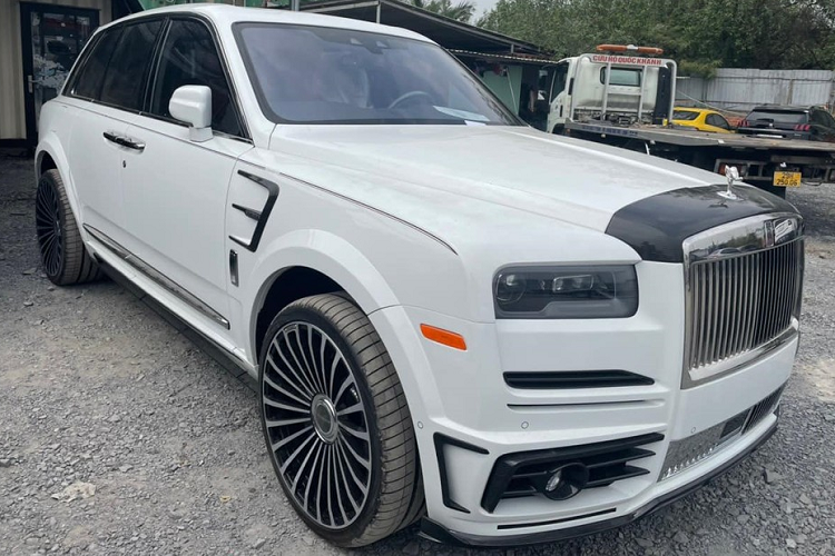 Những hình ảnh về chiếc xe Rolls-Royce Cullinan Mansory đầu tiên về Việt Nam cho thấy xe được tập kết tại 1 bãi xe rất quen thuộc với giới nhập xe sau khi đã làm xong các thủ tục thông quan. Hiện tại, nhiều khả năng xe SUV siêu sang Rolls-Royce Cullinan độ Mansory có một không hai tại dải đất hình chữ S đang trên đường vận chuyển ra Hà Nội.