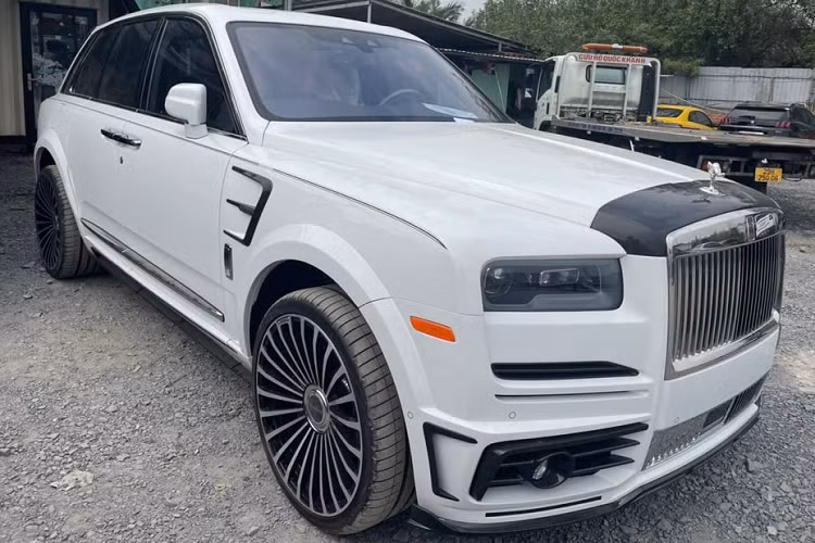 Những hình ảnh về chiếc xe Rolls-Royce Cullinan Mansory đầu tiên về Việt Nam cho thấy xe được tập kết tại 1 bãi xe rất quen thuộc với giới nhập xe sau khi đã làm xong các thủ tục thông quan. Hiện tại, nhiều khả năng xe SUV siêu sang Rolls-Royce Cullinan độ Mansory có một không hai tại dải đất hình chữ S đang trên đường vận chuyển ra Hà Nội.