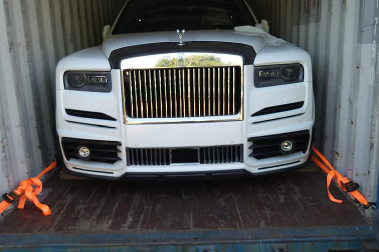 Vòng ra bên hông xe ta thấy Rolls-Royce Cullinan độ body kit Mansory đầu tiên về dải đất hình chữ S có thêm tấm ốp hốc gió bên hông xe, bộ la-zăng đa chấu kép với logo của Mansory thay vì chữ R kép quen thuộc của hãng xe Anh quốc này. Tấm ốp sườn mới bằng carbon hoặc sơn đen cũng là điểm nhấn trên xe Rolls-Royce Cullinan Mansory mới về nước. 