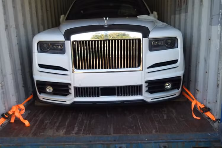 Vòng ra bên hông xe ta thấy Rolls-Royce Cullinan độ body kit Mansory đầu tiên về dải đất hình chữ S có thêm tấm ốp hốc gió bên hông xe, bộ la-zăng đa chấu kép với logo của Mansory thay vì chữ R kép quen thuộc của hãng xe Anh quốc này. Tấm ốp sườn mới bằng carbon hoặc sơn đen cũng là điểm nhấn trên xe Rolls-Royce Cullinan Mansory mới về nước. 