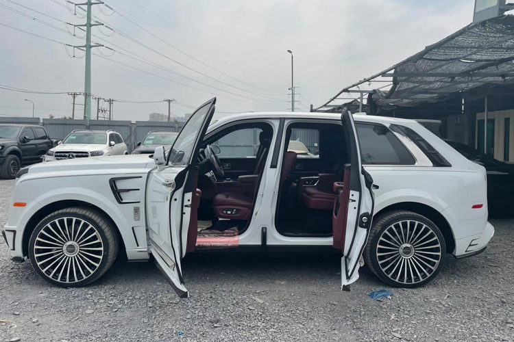 Như vậy, sau hơn 120 chiếc xe Rolls-Royce Cullinan về Việt Nam với bản tiêu chuẩn và Black Badge, một chiếc xe Rolls-Royce Cullinan độ Mansory đã có mặt tại dải đất hình chữ S để phục vụ các nhà giàu Việt cũng như giúp cho bộ sưu tập xe Rolls-Royce tại Việt Nam trở nên đa dạng về phiên bản.