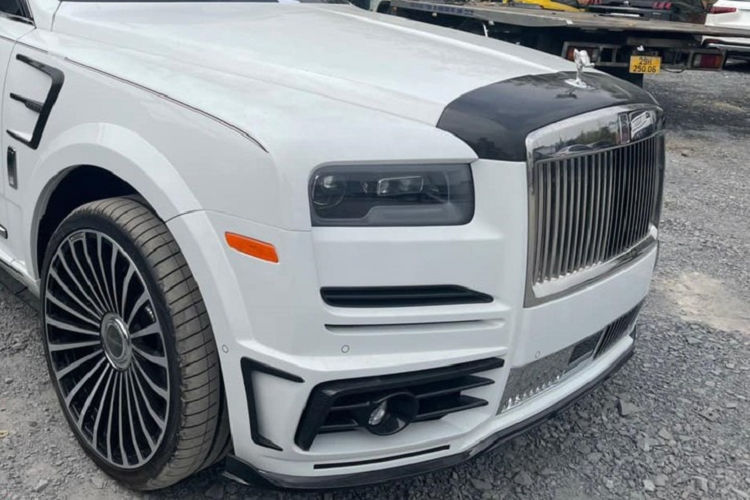 Rolls-Royce Cullinan độ Mansory mới về nước có ngoại thất sơn màu trắng cùng rất nhiều chi tiết ở ngoại hình được hoàn thiện bằng carbon. Dễ dàng nhận thấy sự khác biệt của xe Rolls-Royce Cullinan Mansory với bản tiêu chuẩn nhờ ngoại hình khác lạ, đầu tiên là xe có trang trí thêm tấm ốp carbon ở phía ngoài nắp khoang động cơ, kế đến, các hốc gió trước hay bên hông được tạo điểm nhấn bằng các thanh chia gió được sơn đen hoặc carbon tùy theo yêu cầu của khách và còn tích hợp đèn sương mù.