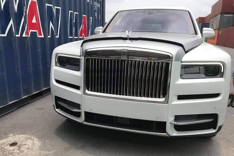 Hình ảnh hiếm hoi về nội thất của SUV siêu sang Rolls-Royce Cullinan Mansory đầu tiên về dải đất hình chữ S cho thấy xe có khoang lái bọc da màu đỏ đậm nhưng chưa rõ tùy chọn cụ thể của xe là gì và có được hãng độ xe Mansory thay da cho "nội y" xe hay chỉ đơn giản là 1 bản độ body kit đến từ Mansory. Động cơ của Rolls-Royce Cullinan được trang bị hộp số tự động ZF 8 cấp, hệ dẫn động 4 bánh toàn thời gian và đánh lái 4 bánh hoàn toàn mới.