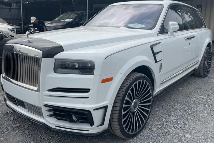Đây chính là Rolls-Royce Cullinan Mansory hàng độc đầu tiên xuất hiện tại dải đất hình chữ S này. Thông tin từ người nhập xe về cho hay, chiếc SUV siêu sang Rolls-Royce Cullinan độ Mansory sẽ ra Hà Nội định cư nhưng chưa rõ là về 1 showroom bán xe ở đây hay là dành cho khách đặt mua từ trước.