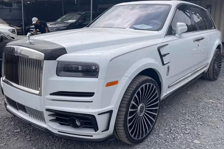 Đây chính là Rolls-Royce Cullinan Mansory hàng độc đầu tiên xuất hiện tại dải đất hình chữ S này. Thông tin từ người nhập xe về cho hay, chiếc SUV siêu sang Rolls-Royce Cullinan độ Mansory sẽ ra Hà Nội định cư nhưng chưa rõ là về 1 showroom bán xe ở đây hay là dành cho khách đặt mua từ trước.