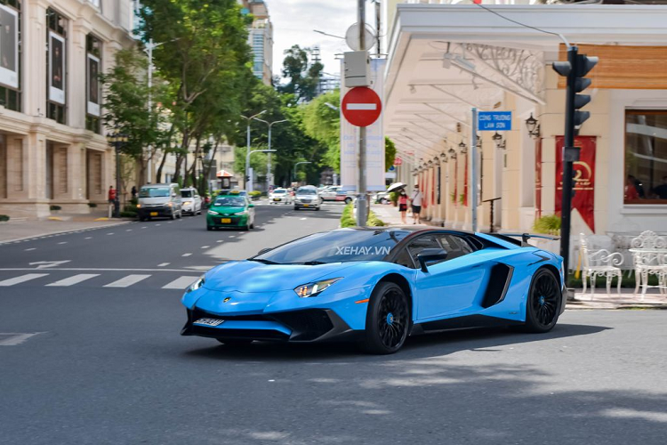 Theo đó, chiếc Lamborghini Aventador LP750-4 SV tại Sài Gòn trong bài sở hữu lớp áo màu xanh Baby Blue tươi mát. Là phiên bản hiệu suất cao của Aventador LP700-4, siêu xe Lamborghini Aventador SV Coupe sở hữu kiểu dáng hầm hố và vô cùng khí động học, ấn tượng nhất là cản trước được chia hai tầng cùng các hốc gió tái thiết kế lại.