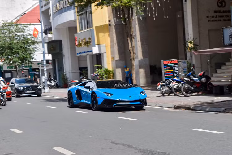 Một chi tiết đáng chú ý nữa trên chiếc Aventador SV Coupe này là bộ mâm 21 inch đa chấu thiết kế lạ mắt, sơn đen nhám kết hợp với bộ lốp Pirelli của Aventador SV coupe cực mỏng. Bên cạnh đó, xe đã được lên đời ống xả hiệu Fi Exhaust, để cho ra âm thanh uy lực và đanh thép hơn.