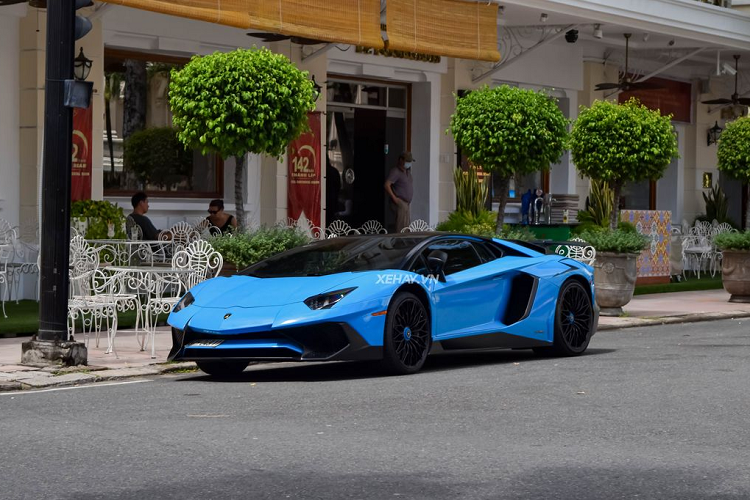 Việt Nam hiện có tổng cộng 4 chiếc Lamborghini Aventador SV, chia đều cho cả 2 bản Coupe và Roaster. Chiếc trong bài thuộc bản Coupe và được nhập khẩu về nước từ cuối năm 2016, sau đúng 1 năm được chính thức ra mắt toàn cầu tại Geneva Motor Show, Thuỵ Sỹ. Siêu phẩm Lamborghini Aventador LP750-4 SV Coupe chỉ được sản xuất với số lượng giới hạn 600 chiếc trên toàn cầu.