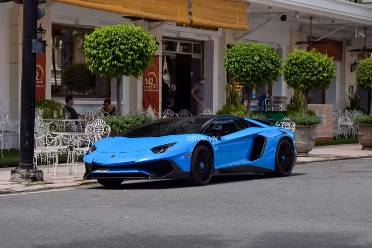 Việt Nam hiện có tổng cộng 4 chiếc Lamborghini Aventador SV, chia đều cho cả 2 bản Coupe và Roaster. Chiếc trong bài thuộc bản Coupe và được nhập khẩu về nước từ cuối năm 2016, sau đúng 1 năm được chính thức ra mắt toàn cầu tại Geneva Motor Show, Thuỵ Sỹ. Siêu phẩm Lamborghini Aventador LP750-4 SV Coupe chỉ được sản xuất với số lượng giới hạn 600 chiếc trên toàn cầu.