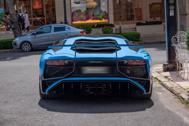 "Trái tim" của Lamborghini Aventador LP750-4 SV là khối động cơ V12, dung tích 6.5 lít mang đến công suất 750 mã lực với mô-men xoắn 690 Nm cho phép xe tăng tốc từ 0-100km/h chỉ trong 2,8 giây trước khi đạt vận tốc đối đa 350 km/h. Mức giá xe Lamborghini Aventador SV Coupe khi về Việt Nam thời điểm mới được các đơn vị nhập khẩu tư nhân bán ra sẽ không dưới 30 tỷ đồng.