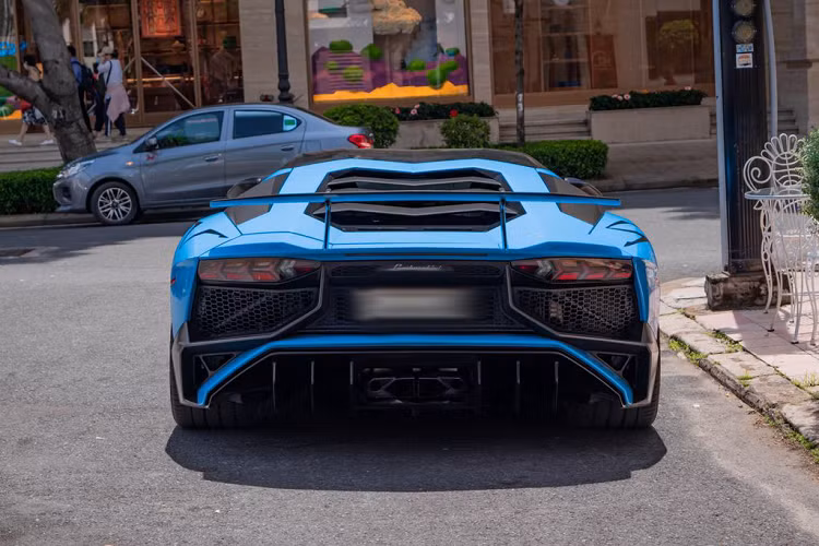 "Trái tim" của Lamborghini Aventador LP750-4 SV là khối động cơ V12, dung tích 6.5 lít mang đến công suất 750 mã lực với mô-men xoắn 690 Nm cho phép xe tăng tốc từ 0-100km/h chỉ trong 2,8 giây trước khi đạt vận tốc đối đa 350 km/h. Mức giá xe Lamborghini Aventador SV Coupe khi về Việt Nam thời điểm mới được các đơn vị nhập khẩu tư nhân bán ra sẽ không dưới 30 tỷ đồng.