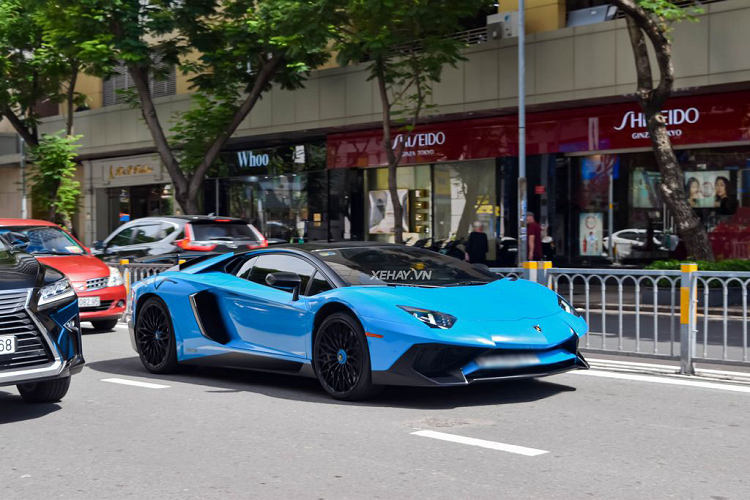 So với phiên bản tiên chuẩn, Lamborghini Aventador LP750-4 SV được trang bị thêm cánh lướt gió mới sơn mờ trong khi đuôi xe trở nên bắt mắt hơn nhờ bộ khuếch tán mạnh mẽ, tấm lưới tản nhiệt nhỏ, ống xả thể thao và cánh lướt gió cố định cỡ lớn bằng carbon.
