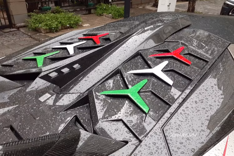 Gói Lamborghini Aventador độ Duke Dynamics bao gồm nhiều chi tiết bằng sợi carbon cá tính gồm cản trước kiểu SVJ mới, các khe gió trên vòm bánh xe được mở rộng, nẹp sườn, khuếch tán sau và cánh gió đuôi cỡ lớn.