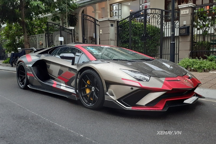 Vòng ra đuôi xe, đây mới là phần được quan tâm nhất của Aventador độ Duke Dynamics đầu tiên tại Việt Nam, với cản sau mạnh mẽ với bộ khuếch tán cỡ lớn có 3 cánh chia gió cắt xẻ táo bạo cùng 3 ống xả đặt chính giữa - mô phỏng lại thiết kế của Centenario. Kết quả là đuôi xe đã rộng hơn 120 mm so với nguyên bản.