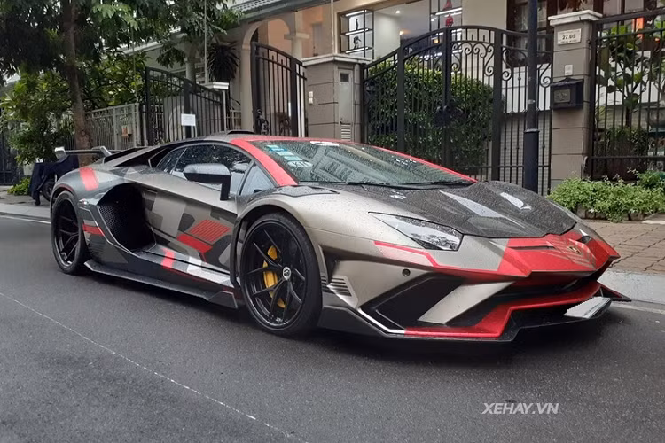 Vòng ra đuôi xe, đây mới là phần được quan tâm nhất của Aventador độ Duke Dynamics đầu tiên tại Việt Nam, với cản sau mạnh mẽ với bộ khuếch tán cỡ lớn có 3 cánh chia gió cắt xẻ táo bạo cùng 3 ống xả đặt chính giữa - mô phỏng lại thiết kế của Centenario. Kết quả là đuôi xe đã rộng hơn 120 mm so với nguyên bản.