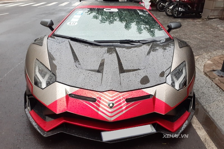 Siêu xe Lamborghini Aventador độ Duke Dynamics còn có nắp ca-pô sợi carbon với hai hốc gió tương tự chiếc Centenario. Bộ mâm nguyên bản đã được thay bằng loại 5 chấu kép sơn đen của Duke Dynamics, đi kèm kẹp phanh màu vàng tạo điểm nhấn.