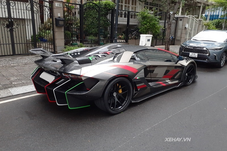 Ban đầu, chiếc Lamborghini Aventador trong bài được hoàn thiện với bộ áo màu rằn ri "cực chất" nhưng ở lần xuất hiện này, siêu xe đã được làm mới với dán decal màu mới, có thêm điểm nhấn màu đỏ và các họa tiết hình khối lạ mắt.