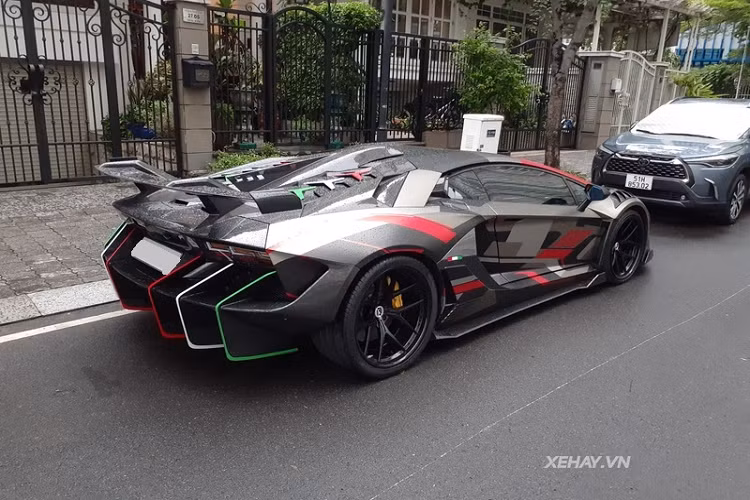 Ban đầu, chiếc Lamborghini Aventador trong bài được hoàn thiện với bộ áo màu rằn ri "cực chất" nhưng ở lần xuất hiện này, siêu xe đã được làm mới với dán decal màu mới, có thêm điểm nhấn màu đỏ và các họa tiết hình khối lạ mắt.
