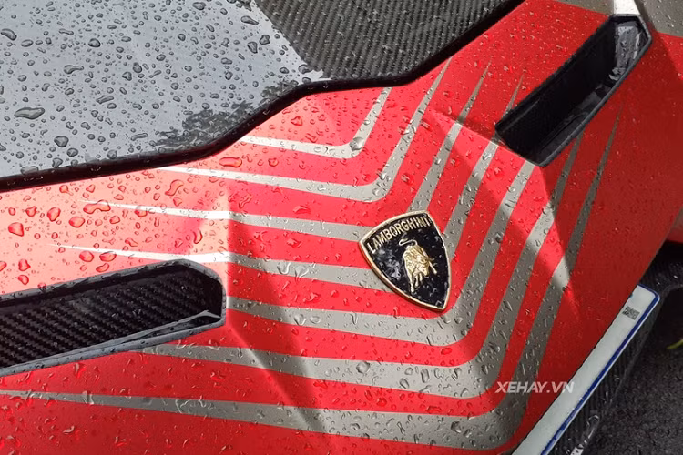 Đối với nội thất, khoang cabin của Lamborghini Aventador hàng độc này vẫn được giữ nguyên bản với tông đen - vàng thể thao, cụm điều khiển của siêu xe Ý được thiết kế đơn giản với 2 cụm nút bố trí 2 bên người lái.