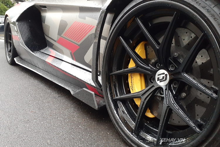 Cuối cùng, có vẻ hệ truyền động trên xe không có thay đổi nào, vẫn là cỗ máy hút khí tự nhiên V12 6.5L, sản sinh công suất 700 mã lực và mô-men xoắn cực đại 690 Nm giúp "siêu bò" tăng tốc 0-100 km/h chỉ trong 2,9 giây trước khi cán tốc độ tối đa 350 km/h. Không rõ chi phí để nâng cấp chiếc Lamborghini Aventador độ Duke Dynamics duy nhất tại Việt Nam là bao nhiêu nhưng ở nước ngoài bộ bodykit này có giá khoảng 50.000 USD (khoảng 1,13 tỷ đồng), với tổng cộng 26 chi tiết độ.