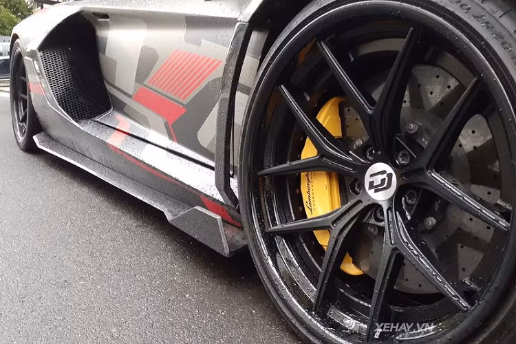 Cuối cùng, có vẻ hệ truyền động trên xe không có thay đổi nào, vẫn là cỗ máy hút khí tự nhiên V12 6.5L, sản sinh công suất 700 mã lực và mô-men xoắn cực đại 690 Nm giúp "siêu bò" tăng tốc 0-100 km/h chỉ trong 2,9 giây trước khi cán tốc độ tối đa 350 km/h. Không rõ chi phí để nâng cấp chiếc Lamborghini Aventador độ Duke Dynamics duy nhất tại Việt Nam là bao nhiêu nhưng ở nước ngoài bộ bodykit này có giá khoảng 50.000 USD (khoảng 1,13 tỷ đồng), với tổng cộng 26 chi tiết độ.