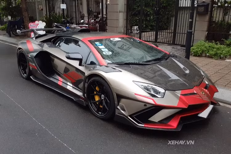 Ở dạng nguyên bản, chiếc Lamborghini Aventador tại Việt Nam này đã mang trên mình thiết kế táo bạo và hầm hố nhưng sau khi "khoác" thêm bodykit Duke Dynamics thì sự hầm hố và dữ dằn đã được nâng lên vài lần.