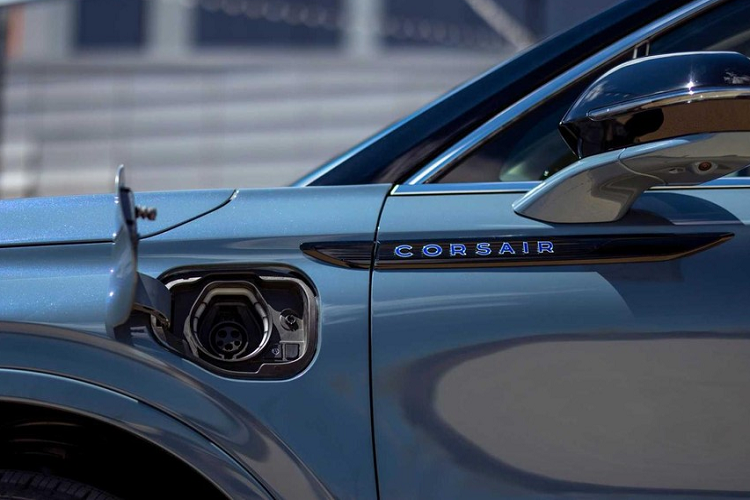 Thứ hai là hệ truyền động plug-in hybrid với máy xăng 2.5L và mô-tơ điện, cho công suất tổng cộng 266 mã lực. Hệ truyền động plug-in hybrid này đi với hộp số biến thiên vô cấp CVT và hệ dẫn động 4 bánh e-AWD.