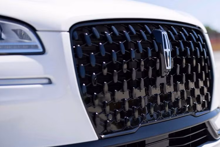 Khe gió ở hai bên góc cản trước cũng được cải tiến, vươn lên gần với đèn pha hơn. Trong khi đó, lưới tản nhiệt và hốc gió trung tâm được tách riêng với nhau bằng nẹp mạ crôm nằm vắt ngang đầu xe.