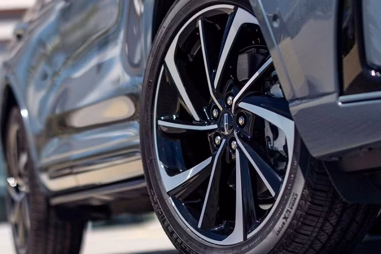 Những khu vực còn lại của xe không có gì thay đổi so với trước. Điểm nhấn của Lincoln Corsair 2023 chủ yếu được tập trung bên trong xe.