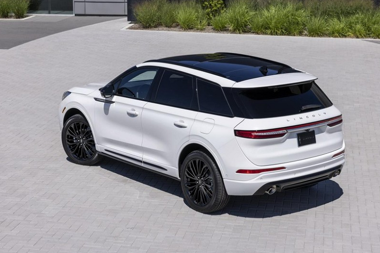 Tại thị trường Mỹ, giá xe Lincoln Corsair 2023 tương ứng cho 3 phiên bản là Tiêu chuẩn, Reverse và Grand Touring dao động từ 38.690 - 53.385 USD. Khi có mặt trên thị trường vào năm sau, xe sẽ tiếp tục cạnh tranh với những đối thủ như BMW X3, Mercedes-Benz GLC và Lexus NX.