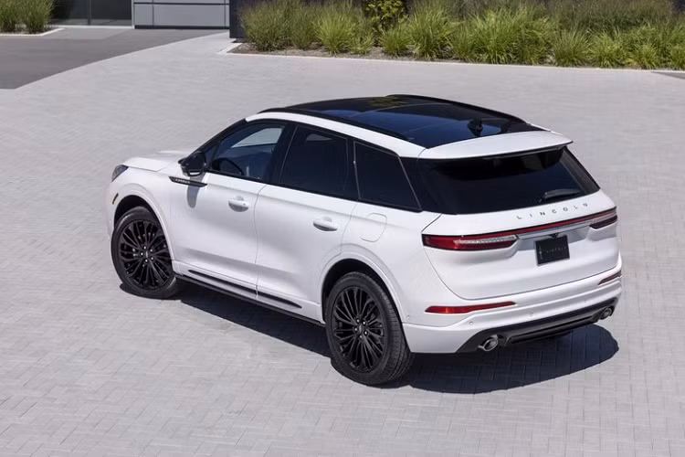 Tại thị trường Mỹ, giá xe Lincoln Corsair 2023 tương ứng cho 3 phiên bản là Tiêu chuẩn, Reverse và Grand Touring dao động từ 38.690 - 53.385 USD. Khi có mặt trên thị trường vào năm sau, xe sẽ tiếp tục cạnh tranh với những đối thủ như BMW X3, Mercedes-Benz GLC và Lexus NX.