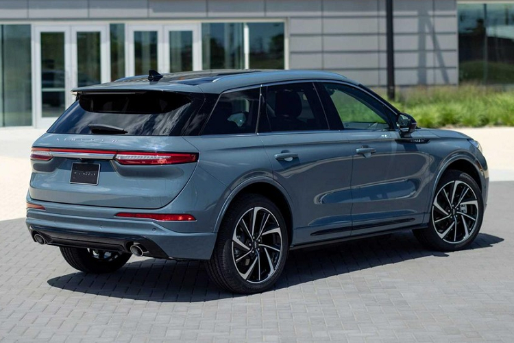 Bước vào bên trong mẫu SUV hạng sang này, chúng ta sẽ thấy sự xuất biến mất của màn hình cảm ứng trung tâm 8 inch cũ. Thay vào đó là màn hình cảm ứng trung tâm 13,2 inch tiêu chuẩn mới, hỗ trợ hệ thống thông tin giải trí SYNC 4.