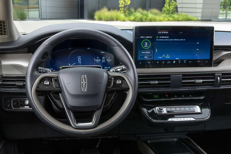 Không dừng ở đó, hãng Lincoln còn loại bỏ phần lớn các nút bấm cơ học ở cụm điều khiển trung tâm khá nhỏ của Corsair mới. Điều này mang đến ngăn chứa đồ rộng rãi hơn và thiết kế gọn gàng hơn cho khu vực mặt táp-lô. Trong khi đó, các nút chỉnh điều hòa được thay bằng màn hình cảm ứng khó dùng hơn.